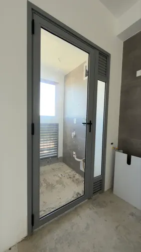Porta de Alumínio Grafite com Vidro e Venezianas Laterais.