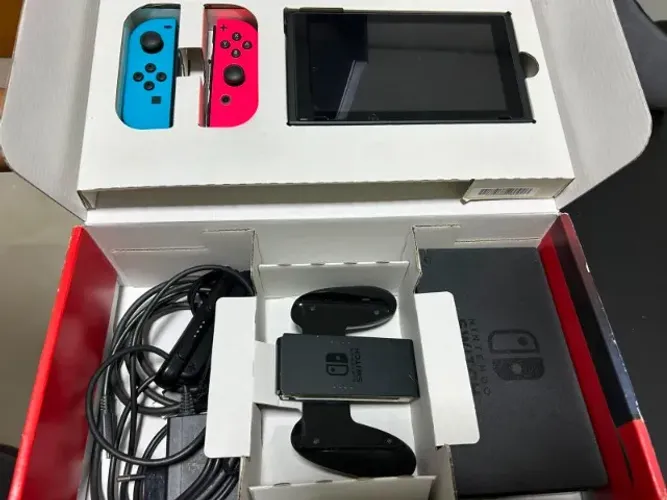Nintendo Switch 32GB V2 HAC-001(-01) + Pokémon Legends: Arceus + microSD + Case