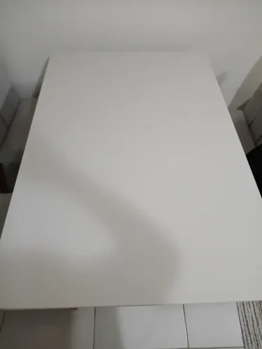 Mesa de jantar,  4 lugares, base em madeira e tampo de vidro