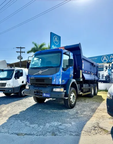 VOLVO VM 330 6x4 TRAÇADA 2022 BASCULANTE MEIA CANA 16 M/3 ( SOMOS LOJA )