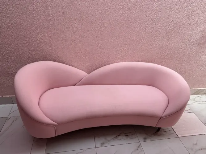 Sofá em tecido cor rosa