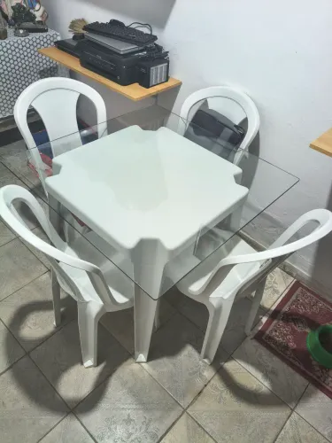 Mesa com quatro cadeiras, mesa de plástico, cadeiras de plástico, mesa, cadeiras