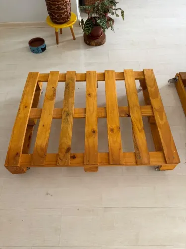 2 Decks Pallet de Madeira lixada e envernizada com 4 rodas de silicone cada