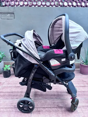 Carrinho de bebê burigotto com bebê conforte em ótimo estado