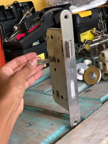 Fechadura de Embutir Auxiliar / WC (Marca Hafele - Linha StarTec)