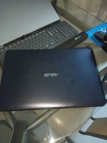 Vendo notebook ASUS, modelo 2020, em ótimo estado de conservação , sem riscos significativ
