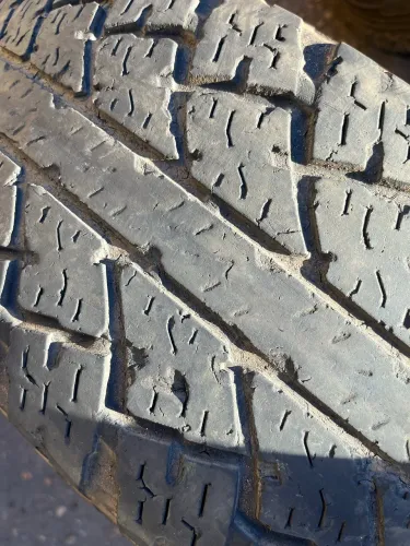 2 pneus 255/70 ARO 16 BRIDGESTONE SEMINOVOS ORIGINAIS ?