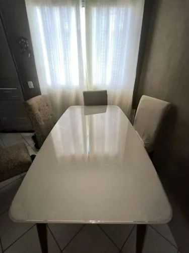 mesa de vidro e pés palito 