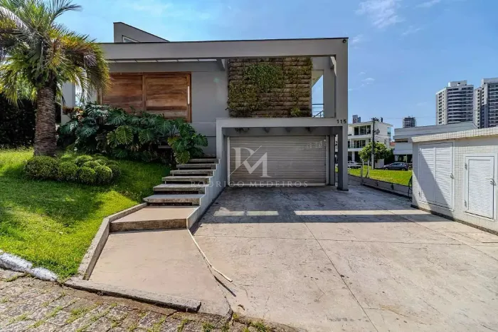 Casa mobiliada com 4 suítes à venda na Praia Brava