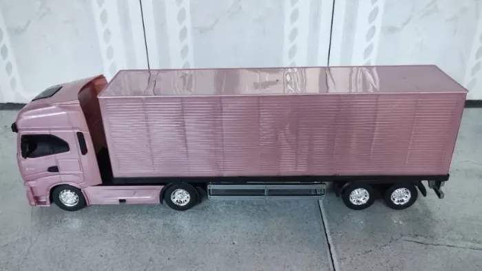 Caminhão Iveco rosa