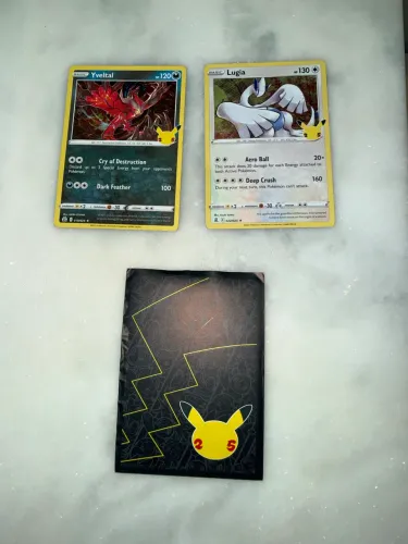 Carta Pokémon edição 25 anos holo/brilhante com sleeve/ capinha. Cartas-Lugia+Yvetal