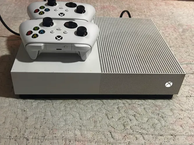 Xbox one s - 1 TB - 2 controles - preço negociável