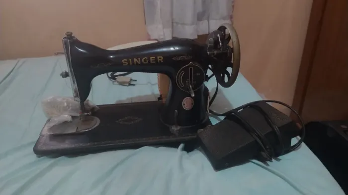 Vende-se máquina de costura Singer 
