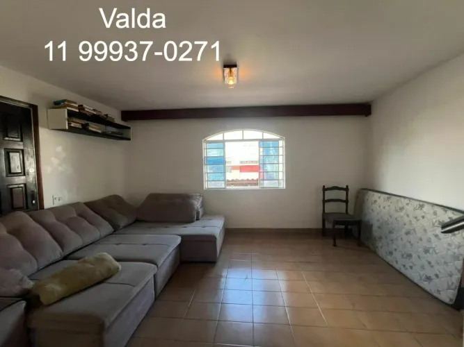 Casa sobrado para alugar próximo a comércios, ao transporte público e as principais vias.