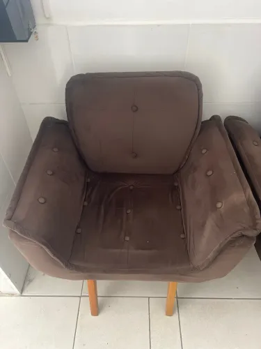Par de Poltronas Decorativas Opala Suede Marrom - Pés Palito