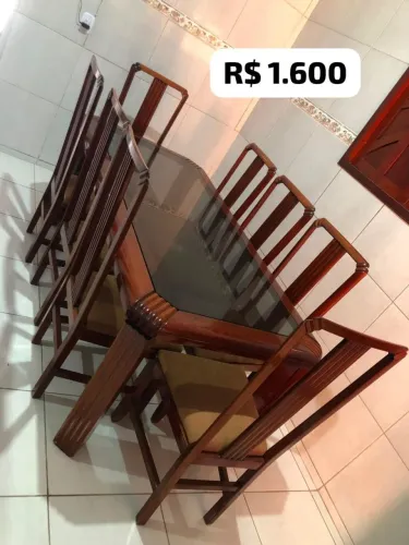 Mesa com 8 cadeiras