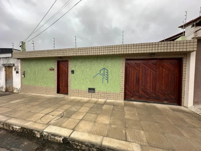 CASA COM 3/4 SENDO UMA SUÍTE
