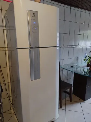 Geladeira não congela mas mantém resfriada em cima mas a parte da geladeira está boa