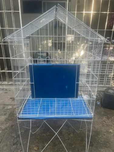 Gaiola Vertical 400L com Duas Bandejas de Limpeza - Excelente Estado!