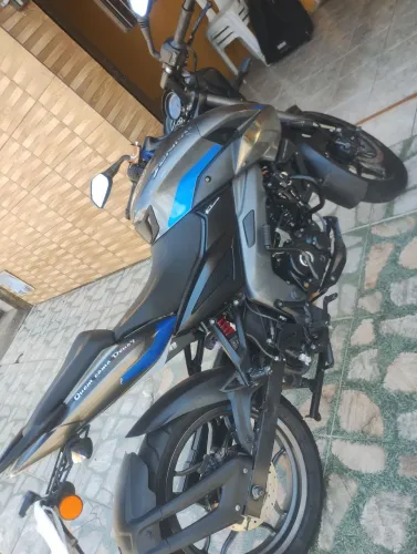 Moto Bajaj dominar 160.