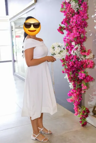 Vendo vestido de Noiva para casamento civil. Usado apenas 1 vez, modelo midi ombro a ombro