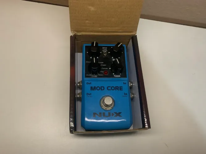 Pedal de modulação nux modcore