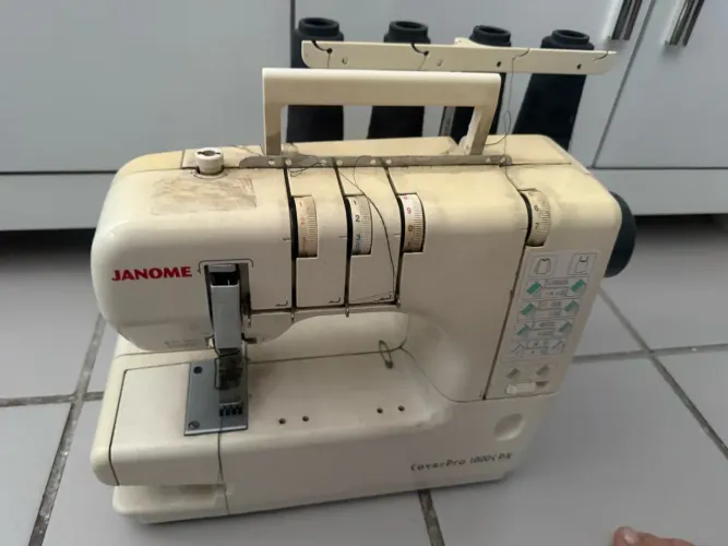 Vendo máquina de costura uma Galoneira Cover Pro 1000CPX