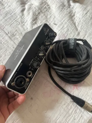 Interface de Áudio Behringer UMC22 + Cabo XLR e Pop Filter