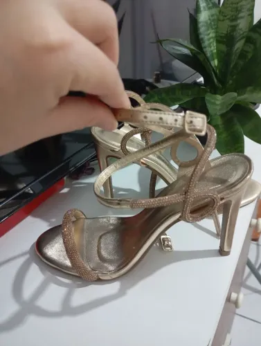Constance - Salto Strass Dourado 
