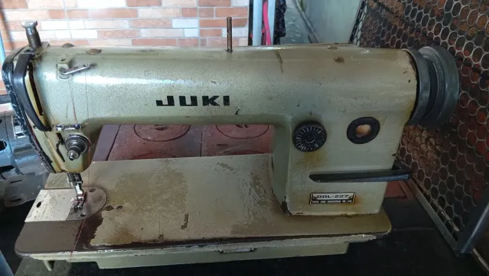 Máquina de costura industrial Juki.