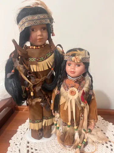 Duas bonecas índias em porcelana 