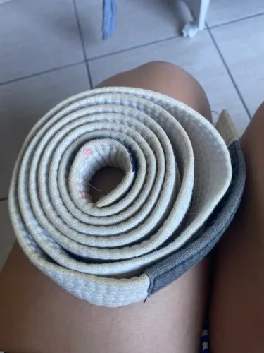 Faixa branca de jiujitsu 