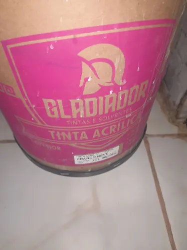Tinta de parede branca cheia e ferramentas e torneira tudo por 100