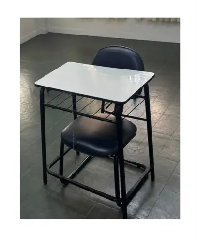 Mesa escolar com cadeira