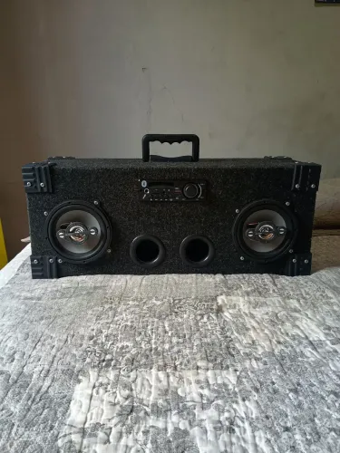 Caixa de som com plaquinha de 160 watts com alto falantes de 70 watts cada de 5 polegadas.
