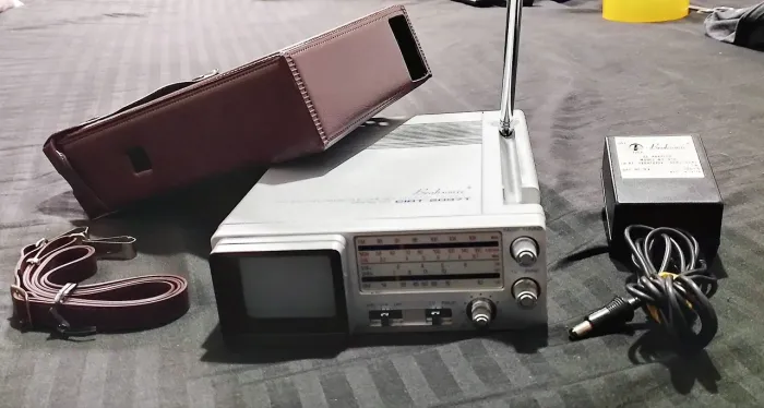 MINI TV + RÁDIO BROKSONIC CIRT-2097T - 1986 (completa e original, com capa e fonte) rara.