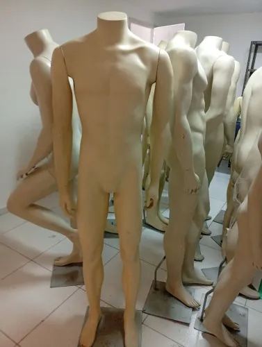 Manequim de fibra masculino usado