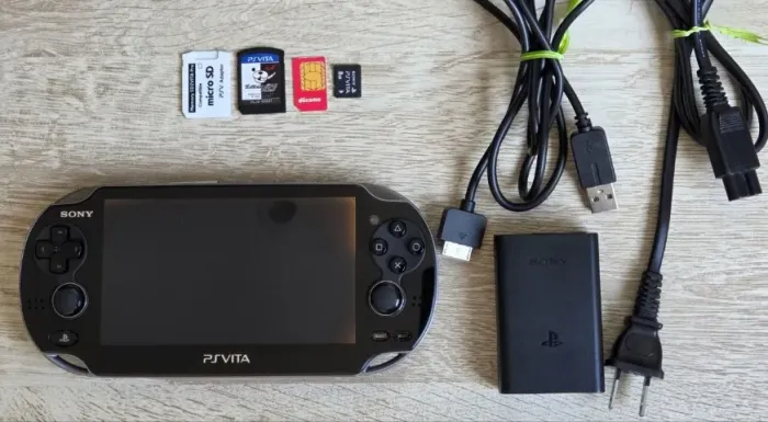 PS Vita PCH-1100 (Japonês) Desbloqueado + SD2VITA + Jogo + Memory Card 8GB e Carregador