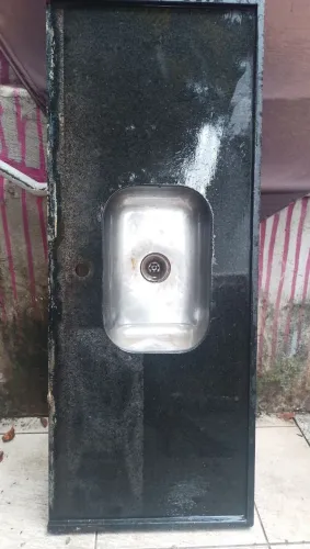Pia granito preto 1,40 x 0,57 bojo de inox fundo, acompanha roda pia