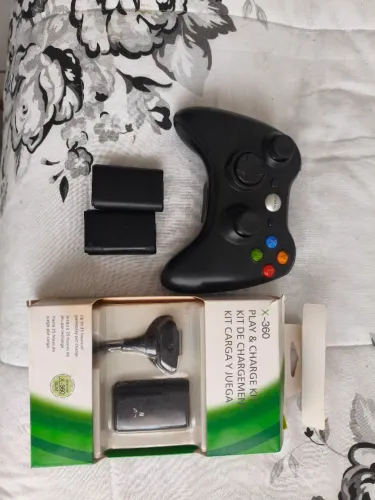 Vendo manete de Xbox 360 com duas capas para pilha e um carregador