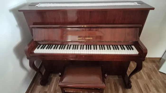 Piano Acústico de madeira Barratt & Robinson