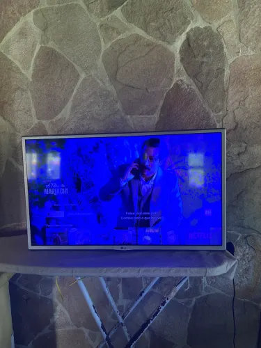 TV LG 32 LED - Liga Normalmente, Imagem Azul - Para Conserto