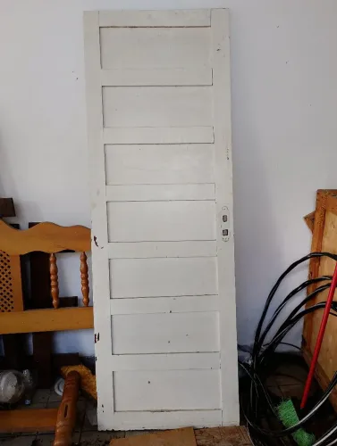 Vende-se porta de madeira 