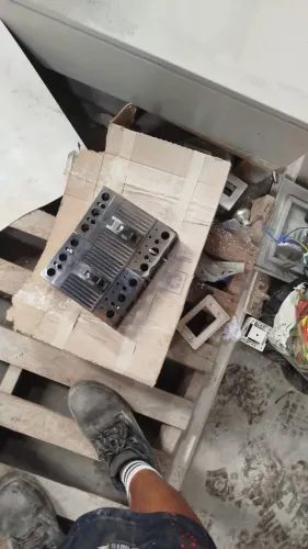 Disjuntor termomagnético / Caixa moldada (Molded Case Circuit Breaker - MCCB)