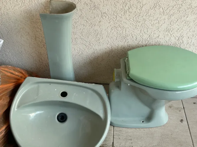 Vaso sanitário e pia em locas