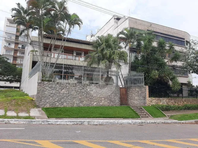 Casa de 700m² com 4 dormitórios na praia de Boa Viagem - Niterói/RJ