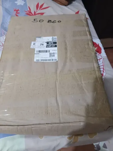 1 suporte , tipo um armarinho para micro-ondas
