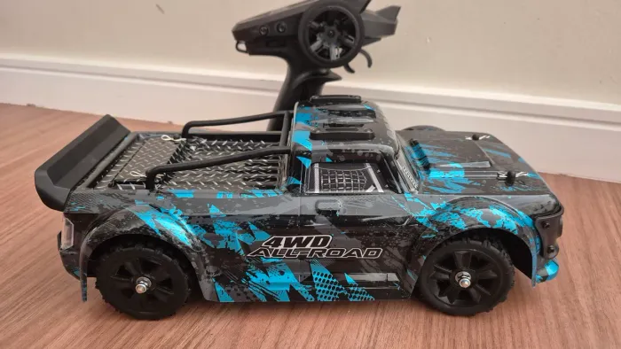 Automodelo RC MJX 14301 brushless com rádio semi-novo 
