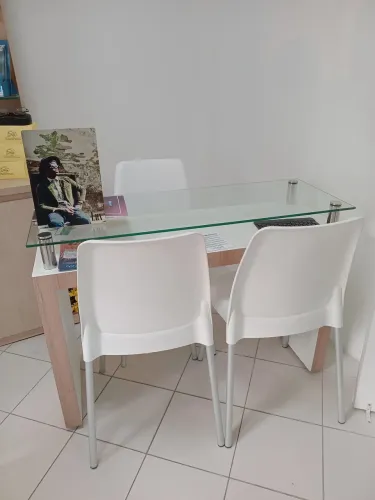 Mesa e quatro cadeiras para consultório, ótica, salão, comércio etc