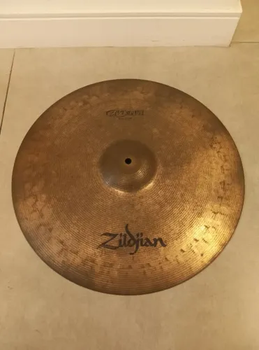 ## Prato de bateria Zildjian ZBT Plus Medium Ride 20, bronze B8, sem detalhes estruturais!